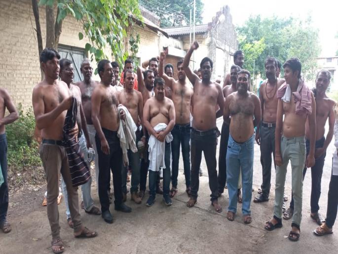 Farmers of Murtijapur taluka staged half-naked protest to compensate for the loss | नुकसान भरपाईसाठी मूर्तिजापूर तालुक्यातील अर्धनग्न शेतकऱ्यांचा एल्गार! Farmers of Murtijapur taluka staged half-naked protest to compensate for the loss | नुकसान भरपाईसाठी मूर्तिजापूर तालुक्यातील अर्धनग्न शेतकऱ्यांचा एल्गार!