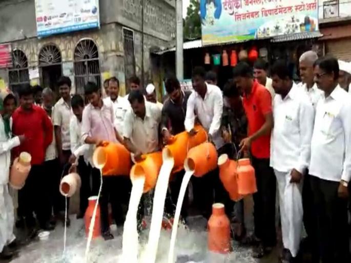 Live after three rupees hike movement milk still going | Milk Supply Live Update - दूध दरवाढीसाठी स्वाभिमानीचे कार्यकर्ते आक्रमक, टँकरमधील दूध ओतले रस्त्यावर Live after three rupees hike movement milk still going | Milk Supply Live Update - दूध दरवाढीसाठी स्वाभिमानीचे कार्यकर्ते आक्रमक, टँकरमधील दूध ओतले रस्त्यावर
