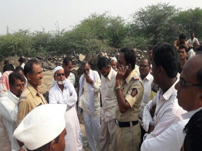 After the death of suicidal farmers, the place of funeral has been destroyed | आत्महत्याग्रस्त शेतक-याची मृत्युनंतरही विटंबना, उद्ध्वस्त केली अंत्यविधीची जागा After the death of suicidal farmers, the place of funeral has been destroyed | आत्महत्याग्रस्त शेतक-याची मृत्युनंतरही विटंबना, उद्ध्वस्त केली अंत्यविधीची जागा