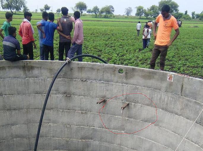 Suicide by hanging the eggplant in the well of a young farmer | तरुण शेतकऱ्याची विहिरीतील अँगलला गळफास लावून आत्महत्या Suicide by hanging the eggplant in the well of a young farmer | तरुण शेतकऱ्याची विहिरीतील अँगलला गळफास लावून आत्महत्या