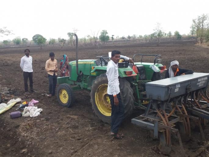 Farmers Waiting for the rain | पेरणी करणाऱ्या शेतकऱ्यांना पावसाची प्रतिक्षा 