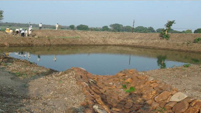 Farmers not intrested in the scheme of farmland lakes | शेततळे योजनेबाबत शेतकरी उदासीन
