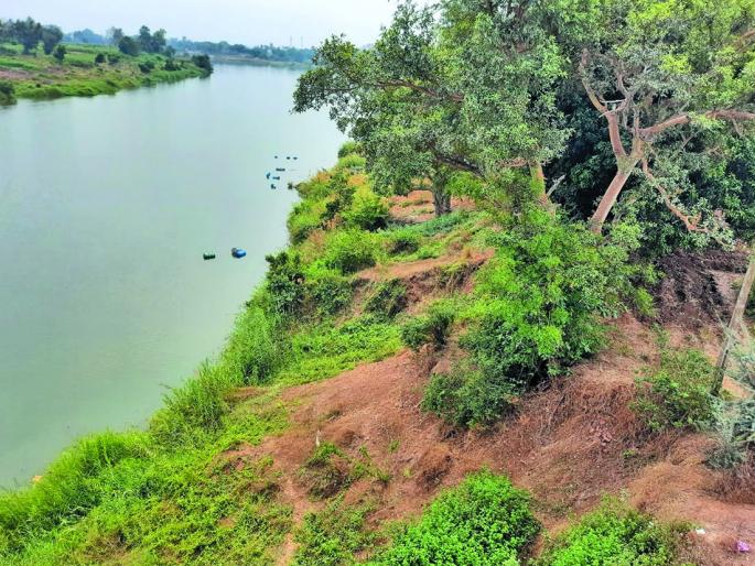 During the Farnewadi Rethere Harnaksha agriculture began to suffer due to soil erosion | फार्णेवाडी-रेठरे हरणाक्षदरम्यान माती उपशामुळे शेती खचू लागली During the Farnewadi Rethere Harnaksha agriculture began to suffer due to soil erosion | फार्णेवाडी-रेठरे हरणाक्षदरम्यान माती उपशामुळे शेती खचू लागली