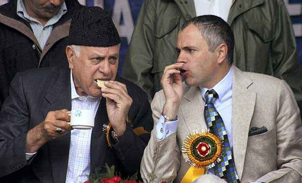 Secret Movements to Release Abdullah's Parents? | सक्रिय राजकारणातून दूर होण्याच्या अटीवर अब्दुल्ला पिता-पुत्रांची होणार सुटका? Secret Movements to Release Abdullah's Parents? | सक्रिय राजकारणातून दूर होण्याच्या अटीवर अब्दुल्ला पिता-पुत्रांची होणार सुटका?