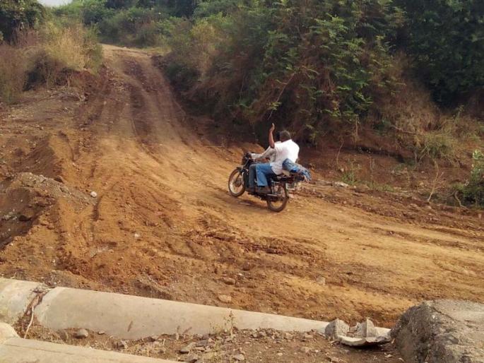'The' Fourth Fill on Farsipulla: The Rage of Ranjni-Padalpur Road | ‘त्या’ फरशीपुलावर चौथ्यांदा भराव : रांझणी-पाडळपूर रस्त्याची कैफियत 'The' Fourth Fill on Farsipulla: The Rage of Ranjni-Padalpur Road | ‘त्या’ फरशीपुलावर चौथ्यांदा भराव : रांझणी-पाडळपूर रस्त्याची कैफियत