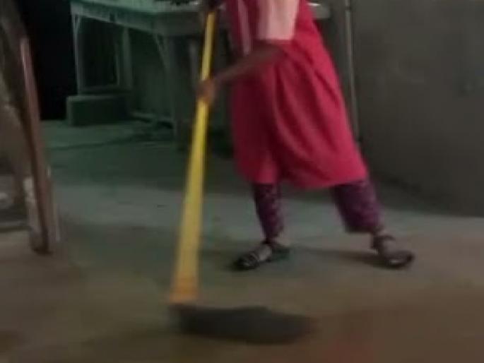 Argument for forcing student to wipe school floor, notice issued to headmistress; Variant in Sangli | विद्यार्थिनीला शाळेची फरशी पुसण्यास लावल्याने वादंग, मुख्याध्यापिकेला बजावली नोटीस; सांगलीतील प्रकार