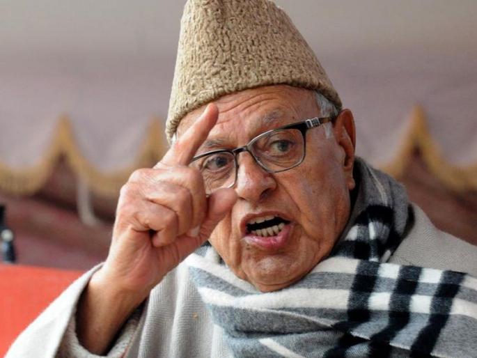 Farooq Abdullah called 'Bharat Mata Ki Jai', then kashmiri people target him | 'भारत माता की जय' म्हटल्याने काश्मीरमध्ये फारुक अब्दुलांना धक्काबुक्की Farooq Abdullah called 'Bharat Mata Ki Jai', then kashmiri people target him | 'भारत माता की जय' म्हटल्याने काश्मीरमध्ये फारुक अब्दुलांना धक्काबुक्की