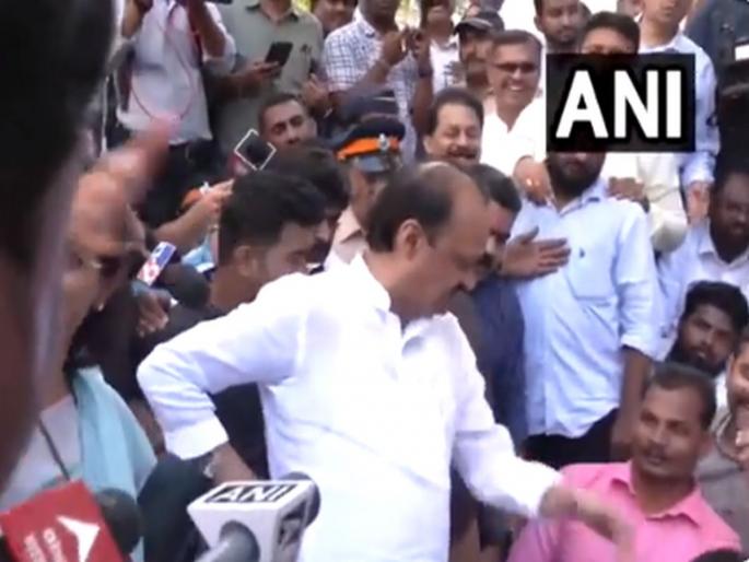 The activist said the loud voice of Maharashtra Sharad Pawar Ajit Dada hit and said Not only Maharashtra but Bharat | कार्यकर्ता म्हणाला, महाराष्ट्राचा बुलंद आवाज शरद पवार-शरद पवार...; अजित दादांनी मारली टपली, म्हणाले... The activist said the loud voice of Maharashtra Sharad Pawar Ajit Dada hit and said Not only Maharashtra but Bharat | कार्यकर्ता म्हणाला, महाराष्ट्राचा बुलंद आवाज शरद पवार-शरद पवार...; अजित दादांनी मारली टपली, म्हणाले...