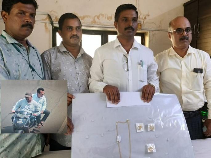 The two robbers, pretending to be pedestrians, caught the stolen goods | पादचाऱ्यांना बतावणी करीत लुटणारे दोघे भामटे गजाआड, चोरीचा मुद्देमालही हस्तगत The two robbers, pretending to be pedestrians, caught the stolen goods | पादचाऱ्यांना बतावणी करीत लुटणारे दोघे भामटे गजाआड, चोरीचा मुद्देमालही हस्तगत