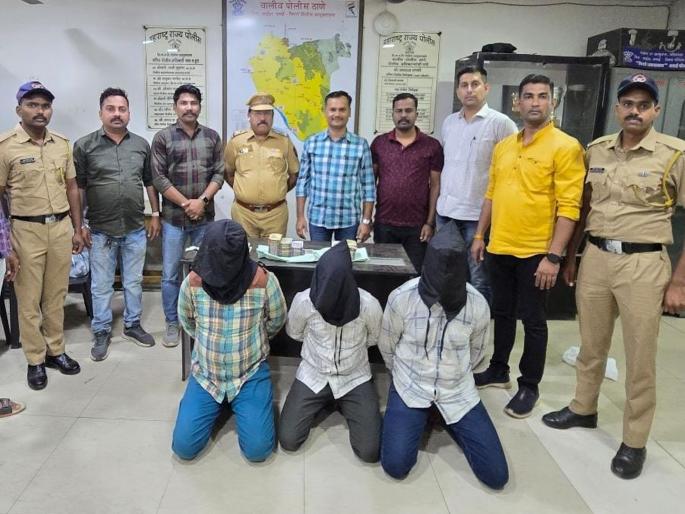 Three accused who stole a bag worth lakhs of rupees from the car were arrested from Gujarat | गाडीतून लाखो रूपयांची बॅग पळवणारे तीन आरोपींना गुजरातमधून अटक Three accused who stole a bag worth lakhs of rupees from the car were arrested from Gujarat | गाडीतून लाखो रूपयांची बॅग पळवणारे तीन आरोपींना गुजरातमधून अटक