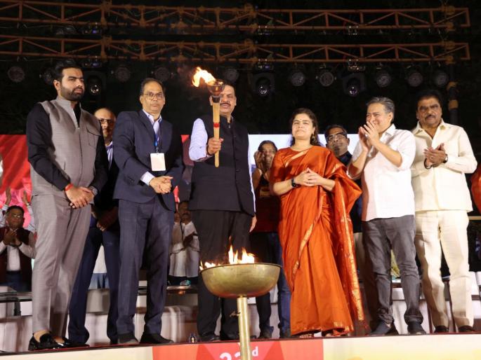 Central Govt positive to provide rightful housing to slum dwellers on that site of airport says Devendra Fadnavis | विमानतळाच्या 'त्या' जागेवरील झोपडपट्टी वासीयांना हक्काची घरे देण्यासाठी केंद्र सरकार सकारात्मक - देवेंद्र फडणवीस Central Govt positive to provide rightful housing to slum dwellers on that site of airport says Devendra Fadnavis | विमानतळाच्या 'त्या' जागेवरील झोपडपट्टी वासीयांना हक्काची घरे देण्यासाठी केंद्र सरकार सकारात्मक - देवेंद्र फडणवीस