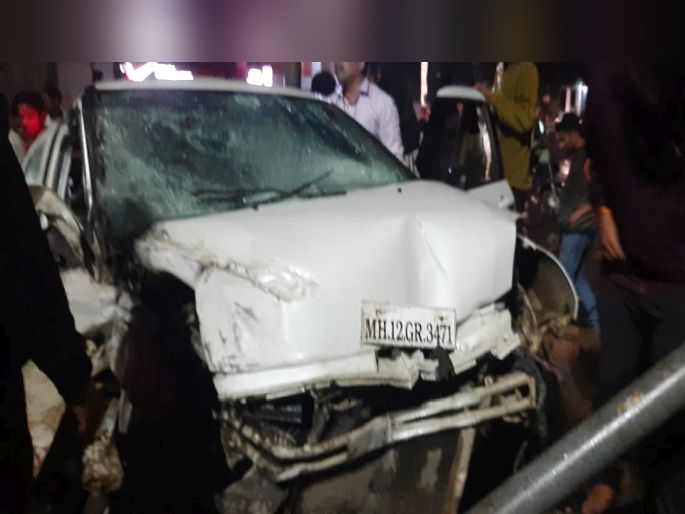Speeding car crashes into embankment at No. 5 Chowk in Latur, two injured | लातूरच्या पाच नंबर चौकात भरधाव कार कठड्यावर आदळली, दोन जण गंभीर Speeding car crashes into embankment at No. 5 Chowk in Latur, two injured | लातूरच्या पाच नंबर चौकात भरधाव कार कठड्यावर आदळली, दोन जण गंभीर