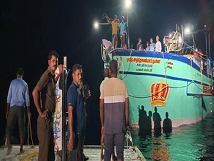 Coastguard supports 11 fishermen stranded at sea | समुद्रात अडकलेल्या ११ मच्छीमाराना कोस्टगार्डचा आधार Coastguard supports 11 fishermen stranded at sea | समुद्रात अडकलेल्या ११ मच्छीमाराना कोस्टगार्डचा आधार