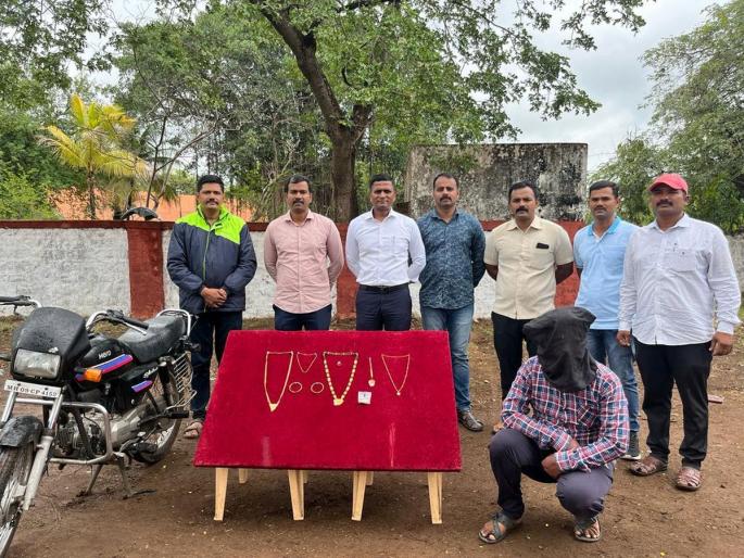 Dalla on household ornaments on the pretext of arranging marriage; Phulewadi bride-groom indicator center operator arrested | लग्न ठरवण्याच्या बहाण्याने घरातील दागिन्यांवर डल्ला; फुलेवाडीच्या वधू-वर सूचक केंद्र चालकास अटक Dalla on household ornaments on the pretext of arranging marriage; Phulewadi bride-groom indicator center operator arrested | लग्न ठरवण्याच्या बहाण्याने घरातील दागिन्यांवर डल्ला; फुलेवाडीच्या वधू-वर सूचक केंद्र चालकास अटक