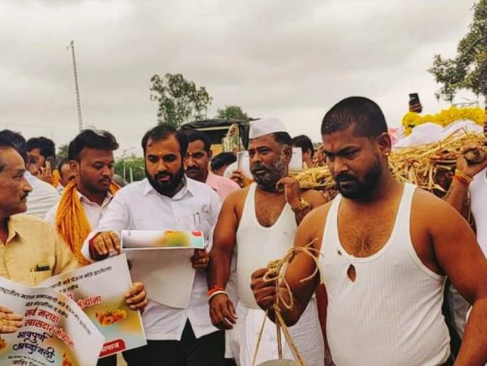 Maratha Kranti held symbolic funeral procession of people's representatives, offered tributes and set fire to leaflets | मराठा क्रांतीने काढली लोकप्रतिनिधींची प्रतिकात्मक अंत्ययात्रा, श्रध्दांजली अर्पण करून पत्रकांना दिला अग्नी Maratha Kranti held symbolic funeral procession of people's representatives, offered tributes and set fire to leaflets | मराठा क्रांतीने काढली लोकप्रतिनिधींची प्रतिकात्मक अंत्ययात्रा, श्रध्दांजली अर्पण करून पत्रकांना दिला अग्नी