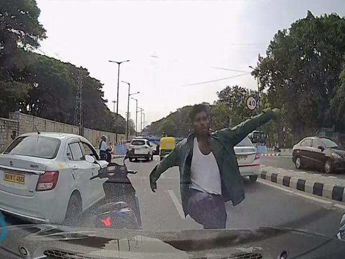ISRO Scientist aashish lamba Attacked in Bengaluru Car Stopped on the Road video of incident goes viral | बेंगळुरूमध्ये 'ISRO'तील वैज्ञानिकावर हल्ला, भर रस्त्यात थांबवली कार; पाहा VIDEO ISRO Scientist aashish lamba Attacked in Bengaluru Car Stopped on the Road video of incident goes viral | बेंगळुरूमध्ये 'ISRO'तील वैज्ञानिकावर हल्ला, भर रस्त्यात थांबवली कार; पाहा VIDEO
