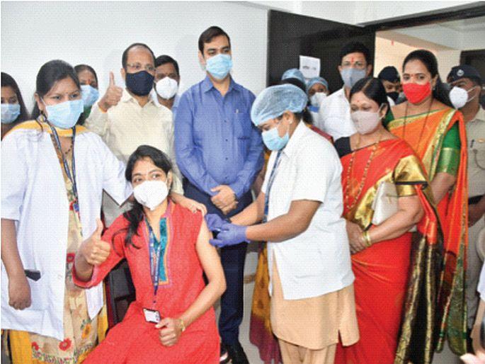 Vaccination hit due to server down | सर्व्हर गोंधळामुळे लसीकरणाला फटका, सोशल डिस्टन्सिंगचा उडाला फज्जा