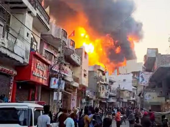 Heavy fire at pant factory in Delhi; 7 people died, 3 injured | दिल्लीतील पॅन्ट फॅक्ट्रीला भीषण आग; 7 जणांचा होरपळून मृत्यू, 3 जखमी Heavy fire at pant factory in Delhi; 7 people died, 3 injured | दिल्लीतील पॅन्ट फॅक्ट्रीला भीषण आग; 7 जणांचा होरपळून मृत्यू, 3 जखमी