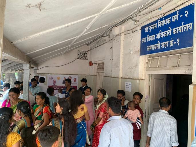 Eight couples tied the knot at the marriage registration office | आठ जोडप्यांनी नोंदणी कार्यालयात बांधली लग्नगाठ Eight couples tied the knot at the marriage registration office | आठ जोडप्यांनी नोंदणी कार्यालयात बांधली लग्नगाठ