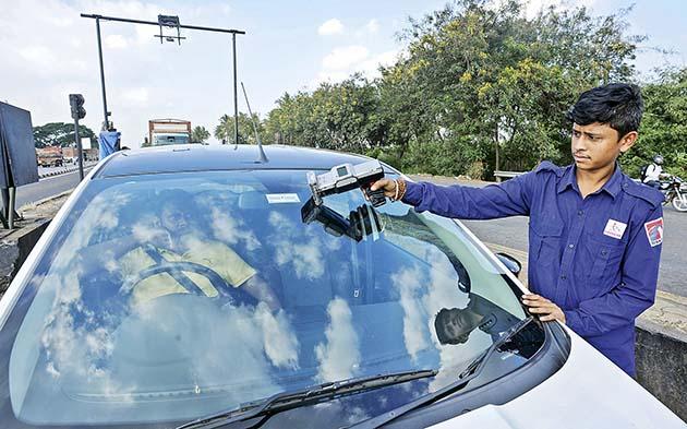 Fastag and the world of toll gates closing its doors | ‘फास्टॅग’मुळे सावकाश विरत चाललेली एक दुनिया. Fastag and the world of toll gates closing its doors | ‘फास्टॅग’मुळे सावकाश विरत चाललेली एक दुनिया.