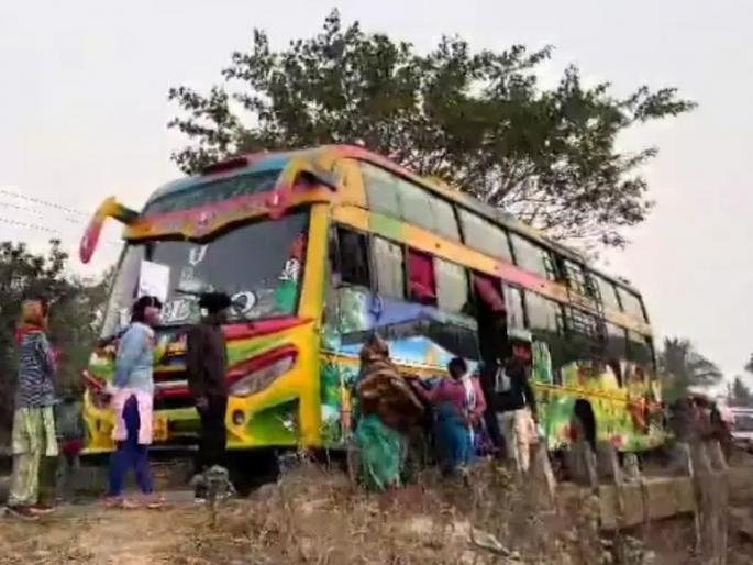 Driver 'Heart Attack' in Running Bus Saves Lives of 65 Passengers Despite Facing Death | धावत्या बसमध्ये ड्रायव्हरला 'हार्ट अ‍ॅटॅक', मृत्यू समोर असतानाही 65 प्रवाशांचा जीव वाचवला