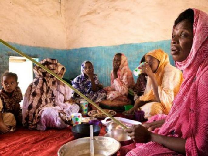 Girls of mauritania africa forced to gain weight at 16 thousand calories per day | इथे मुलींना स्लिम नाही तर जाड व्हायचंय, खाण्यासाठी केली जाते जबरदस्ती! Girls of mauritania africa forced to gain weight at 16 thousand calories per day | इथे मुलींना स्लिम नाही तर जाड व्हायचंय, खाण्यासाठी केली जाते जबरदस्ती!