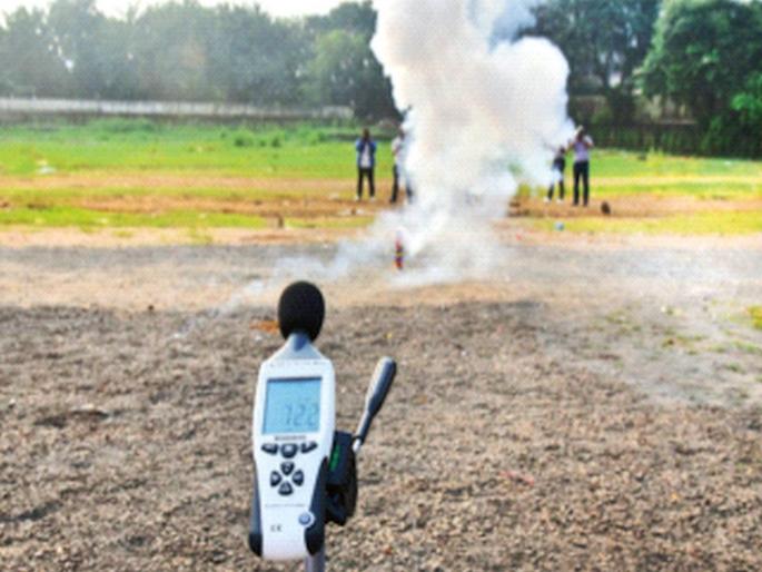 Ban firecrackers that don't mention 'decibels'! | ‘डेसिबल’चा उल्लेख नसणाऱ्या फटाक्यांवर बंदी घाला! आवाज फाउंडेशनची मागणी Ban firecrackers that don't mention 'decibels'! | ‘डेसिबल’चा उल्लेख नसणाऱ्या फटाक्यांवर बंदी घाला! आवाज फाउंडेशनची मागणी