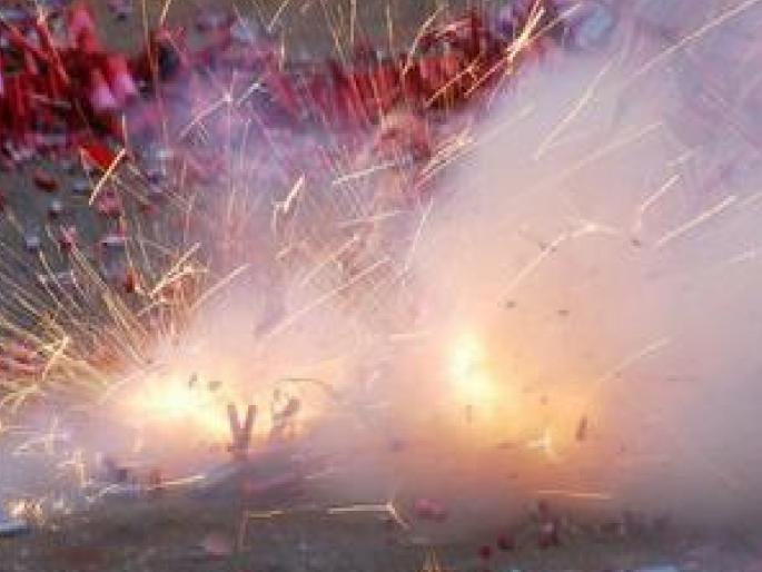 Fire breaks out in Satara shop due to sparks from firecrackers materials burnt | फटाक्यांच्या ठिणगीची किंमत पडली अडीच लाखांना, साताऱ्यात अज्ञातावर गुन्हा 