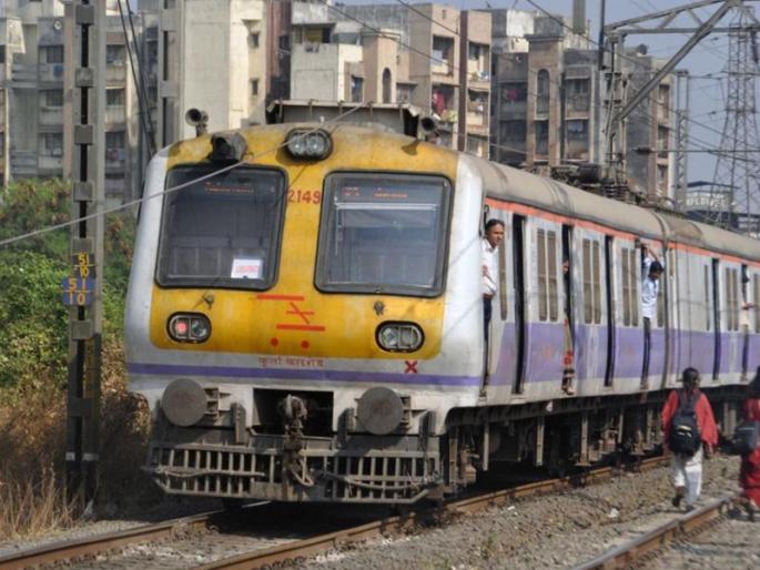 The local train guard's mobile was stolen, leaving the locals 17 minutes late | फटका गँगचा असाही फटका; गार्डचा मोबाईल चोरीला गेल्यानं लोकलला १७ मिनिटं उशीर