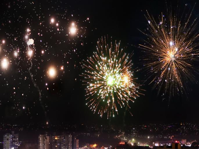 On one hand the excitement of Diwali and on the other an invitation to diseases; Pune people breathless due to firecrackers | एकीकडे दिवाळीचा उत्साह अन् दुसरीकडे आजारांना आमंत्रण; फटाक्यांमुळे कोंडला पुणेकरांचा श्वास On one hand the excitement of Diwali and on the other an invitation to diseases; Pune people breathless due to firecrackers | एकीकडे दिवाळीचा उत्साह अन् दुसरीकडे आजारांना आमंत्रण; फटाक्यांमुळे कोंडला पुणेकरांचा श्वास