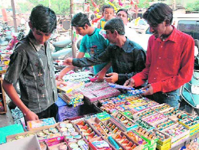 This year, the number of stalls in the city of Solapur has decreased | फटाके विक्रीचा यंदा ‘फुसका बार’ सोलापूर शहरातील स्टॉलची संख्या घटली  This year, the number of stalls in the city of Solapur has decreased | फटाके विक्रीचा यंदा ‘फुसका बार’ सोलापूर शहरातील स्टॉलची संख्या घटली