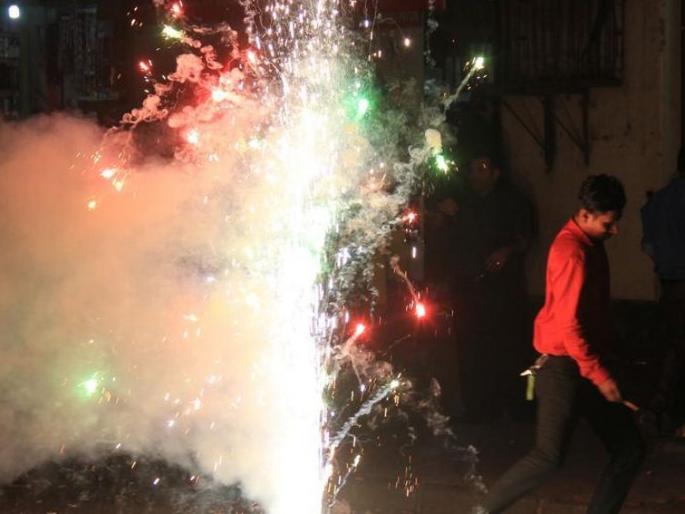 Take care; Citizens affected by corona may suffer from fireworks | काळजी घ्या; काेराेना हाेऊन गेलेल्या नागरिकांना आतषबाजीचा होऊ शकतो त्रास Take care; Citizens affected by corona may suffer from fireworks | काळजी घ्या; काेराेना हाेऊन गेलेल्या नागरिकांना आतषबाजीचा होऊ शकतो त्रास