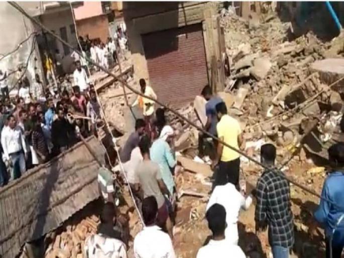 Massive explosion in illegal fire cracker factory; Entire building collapsed, three dead | अवैध फटाका कारख्यान्यात भीषण स्फोट; संपूर्ण इमारत जमीनदोस्त, तिघांचा मृत्यू Massive explosion in illegal fire cracker factory; Entire building collapsed, three dead | अवैध फटाका कारख्यान्यात भीषण स्फोट; संपूर्ण इमारत जमीनदोस्त, तिघांचा मृत्यू