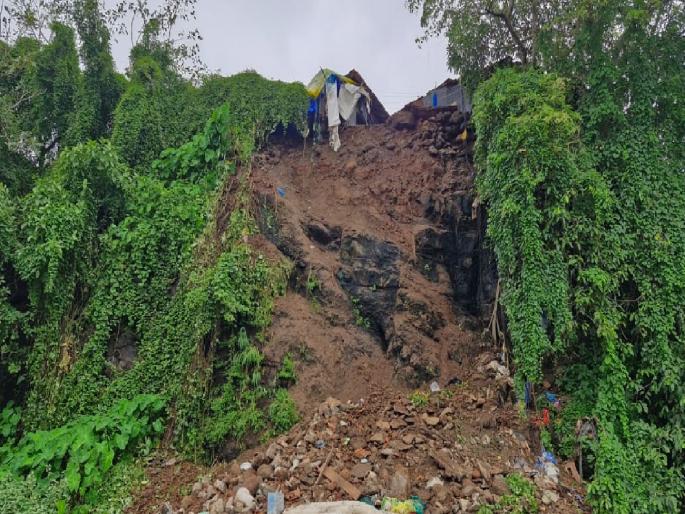 Part of the wall of Harne Fattegad in Ratnagiri district collapses damaging 4 houses | Ratnagiri: फत्तेगडाच्या भिंतीचा भाग कोसळला, चार घरांचे नुकसान; पुनर्वसनाचे भीजत घोंगडे Part of the wall of Harne Fattegad in Ratnagiri district collapses damaging 4 houses | Ratnagiri: फत्तेगडाच्या भिंतीचा भाग कोसळला, चार घरांचे नुकसान; पुनर्वसनाचे भीजत घोंगडे
