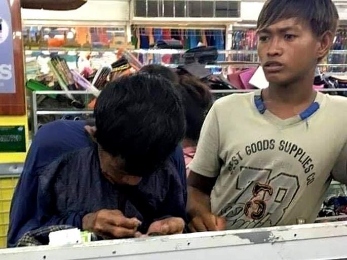A father saves coins years just buy shoes for his son viral news | मुलाला 'ही' वस्तू घेऊन देण्यासाठी अनेक वर्षांपासून जमा केला वडिलाने एक-एक रूपया, फोटो व्हायरल... 
