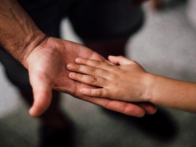 Mother on duty, father dies of heart attack at home, little girls keep playing with dead body | आई ड्युटीवर, घरी वडिलांचा हार्ट अॅटॅकने मृत्यू, मृतदेहासह खेळत राहिल्या लहान मुली Mother on duty, father dies of heart attack at home, little girls keep playing with dead body | आई ड्युटीवर, घरी वडिलांचा हार्ट अॅटॅकने मृत्यू, मृतदेहासह खेळत राहिल्या लहान मुली