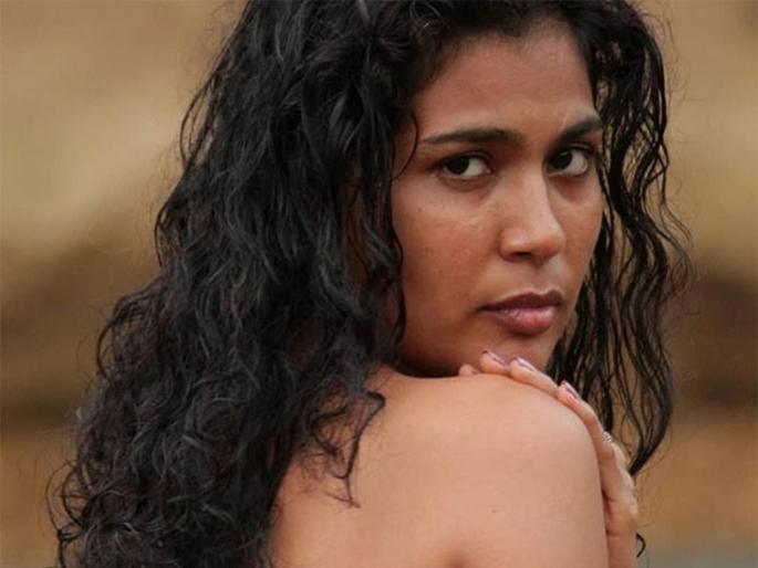 Shame! Expensive to remove topless body painting in front of children: Rehana Fatima | लज्जास्पद! मुलांसमोरच  'टॉपलेस' होऊन अर्धनग्न शरीरावर पेंटिंग काढून घेणं पडलं महागात, रेहाना फातिमा सरेंडर Shame! Expensive to remove topless body painting in front of children: Rehana Fatima | लज्जास्पद! मुलांसमोरच  'टॉपलेस' होऊन अर्धनग्न शरीरावर पेंटिंग काढून घेणं पडलं महागात, रेहाना फातिमा सरेंडर