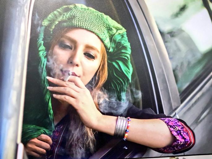 Fatimah Hussaini fashion photographer in Afghanistan! How does she see the Afghan beauty hidden behind the burkha? | अफगाणिस्तानमध्ये फॅशन फोटोग्राफी करणारी फातिमा हुसैनी! तिला कसं दिसतं बुरख्यामागे दडलेलं अफगाणी सौंदर्य?