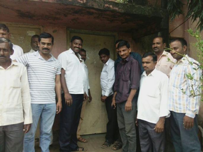 Lattice locked by the villagers of Fatepur's electricity sub-station | फत्तेपूरच्या वीज उपकेंद्राला ग्रामस्थांनी ठोकले कुलूप Lattice locked by the villagers of Fatepur's electricity sub-station | फत्तेपूरच्या वीज उपकेंद्राला ग्रामस्थांनी ठोकले कुलूप