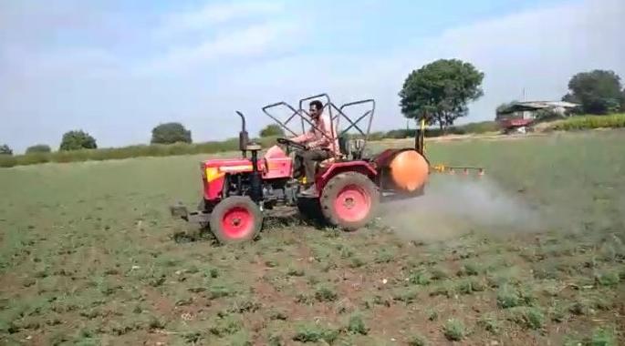 Spray machines made by farmer from household goods in Yavatmal district | यवतमाळ जिल्ह्यात घरगुती सामानातून शेतकऱ्याने बनविले फवारणी यंत्र Spray machines made by farmer from household goods in Yavatmal district | यवतमाळ जिल्ह्यात घरगुती सामानातून शेतकऱ्याने बनविले फवारणी यंत्र