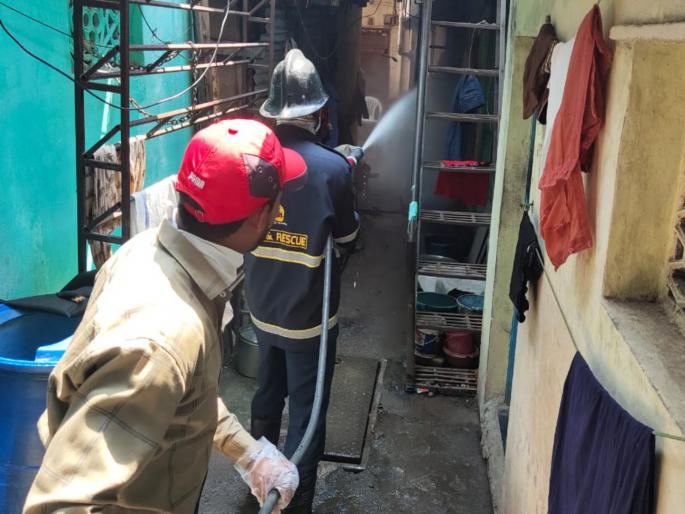 coronavirus: PMC took preventive measures in area where corona positive patient found rsg | coronavirus : काेराेनाचे रुग्ण आढळलेल्या वसाहतीमध्ये महापालिकेची प्रतिबंधात्मक उपाययाेजना coronavirus: PMC took preventive measures in area where corona positive patient found rsg | coronavirus : काेराेनाचे रुग्ण आढळलेल्या वसाहतीमध्ये महापालिकेची प्रतिबंधात्मक उपाययाेजना