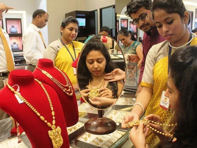 Gold Price Today: During Diwali itself, the price of gold has fallen significantly, people are buying on a large scale; Know the latest rate | Gold Price Today : दिवाळीच्या काळातच सोन्याच्या दरात मोठी घसरण, मोठ्या प्रमाणावर खरेदी करतायत लोक; जाणून घ्या लेटेस्ट रेट