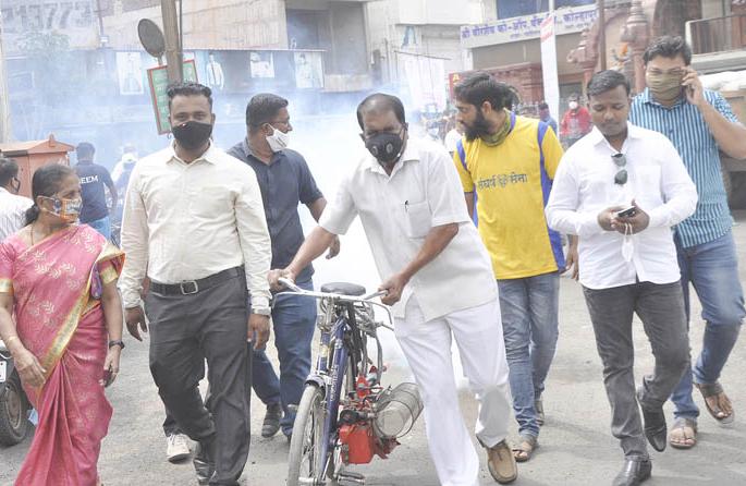 NCP starts spraying smoke in Gadhinglaj | गडहिंग्लजमध्ये राष्ट्रवादीतर्फे धूर फवारणीस प्रारंभ