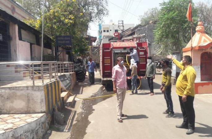 CoronaVirus: Spray sterile solution in Khamgaon city! | CoronaVirus : खामगाव शहरात निर्जंतुकीकरण द्रावणाची फवारणी!