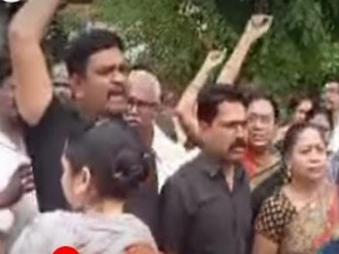 embarrassment at Sambhaji Bhide's venue in Chandrapur; The police detained those who were raising slogans | संभाजी भिडे यांच्या कार्यक्रमस्थळी चंद्रपुरात जोरदार राडा; घोषणाबाजी करणाऱ्यांना पोलिसांनी घेतले ताब्यात embarrassment at Sambhaji Bhide's venue in Chandrapur; The police detained those who were raising slogans | संभाजी भिडे यांच्या कार्यक्रमस्थळी चंद्रपुरात जोरदार राडा; घोषणाबाजी करणाऱ्यांना पोलिसांनी घेतले ताब्यात