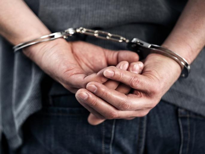 Man gives wifes cop uniform to girlfriend to loot people both arrested | पत्नीचा पोलिसी गणवेश प्रेयसीला दिला अन् गजाआड गेला Man gives wifes cop uniform to girlfriend to loot people both arrested | पत्नीचा पोलिसी गणवेश प्रेयसीला दिला अन् गजाआड गेला