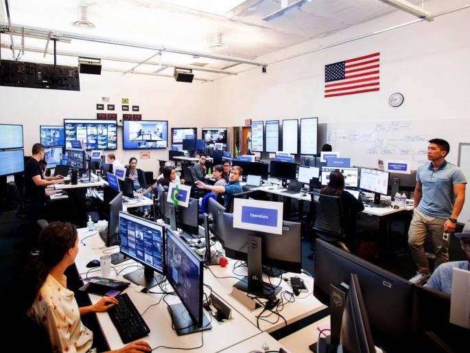 Facebook offers six months bonus to 45000 employees to help face coronavirus kkg | Coronavirus: कंपनी असावी तर अशी; प्रत्येक कर्मचाऱ्याला देणार १ हजार डॉलर्स Facebook offers six months bonus to 45000 employees to help face coronavirus kkg | Coronavirus: कंपनी असावी तर अशी; प्रत्येक कर्मचाऱ्याला देणार १ हजार डॉलर्स