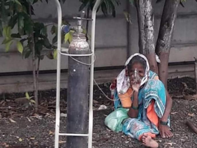 Annoying! The old women who came for the corona test was put under a tree and given oxygen | संतापजनक ! कोरोना चाचणीसाठी आलेल्या वृद्धेला झाडाखाली बसवून दिला ऑक्सिजन सपोर्ट Annoying! The old women who came for the corona test was put under a tree and given oxygen | संतापजनक ! कोरोना चाचणीसाठी आलेल्या वृद्धेला झाडाखाली बसवून दिला ऑक्सिजन सपोर्ट