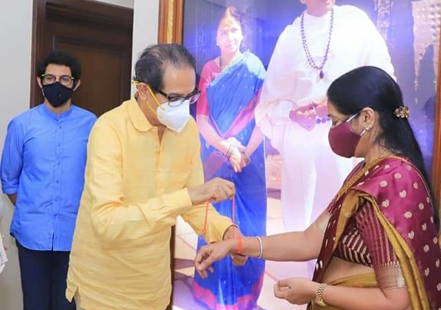 entry of independent MLA Geeta Jain from Mira Bhayander will hurt BJP and benefit Shiv Sena | मीरा भाईंदरच्या अपक्ष आमदार गीता जैन यांच्या प्रवेशामुळे भाजपाला धक्का तर शिवसेनेला फायदा entry of independent MLA Geeta Jain from Mira Bhayander will hurt BJP and benefit Shiv Sena | मीरा भाईंदरच्या अपक्ष आमदार गीता जैन यांच्या प्रवेशामुळे भाजपाला धक्का तर शिवसेनेला फायदा