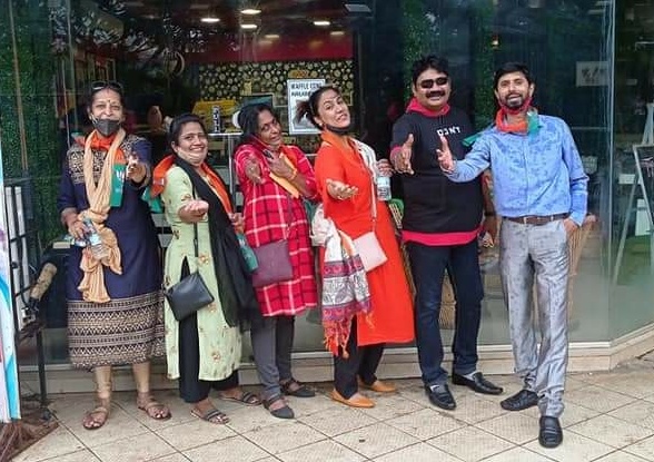 mira bhayandar playing BJP smile during photo session and helping the flood victims | मीरा भाईंदर भाजपाची हसत खेळत, फोटोसेशन करत दुःखात असणाऱ्या पुरग्रस्तांसाठी मदतफेऱ्या mira bhayandar playing BJP smile during photo session and helping the flood victims | मीरा भाईंदर भाजपाची हसत खेळत, फोटोसेशन करत दुःखात असणाऱ्या पुरग्रस्तांसाठी मदतफेऱ्या